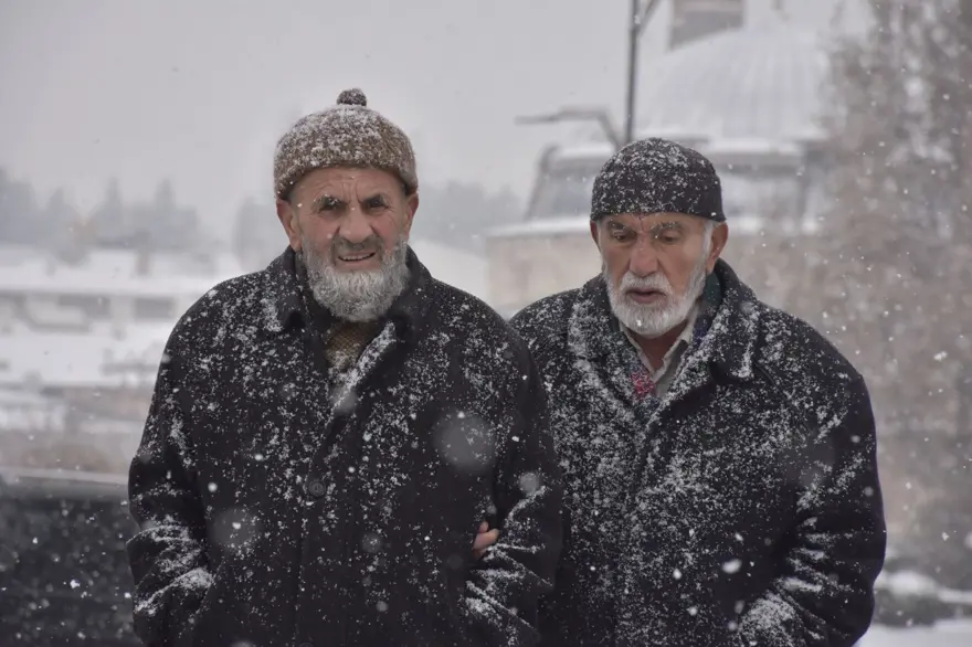 Sivas'ta kar yağışı: Kent meydanı beyaza büründü 8