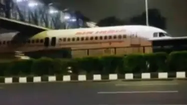 Köprü altına uçak sıkıştı