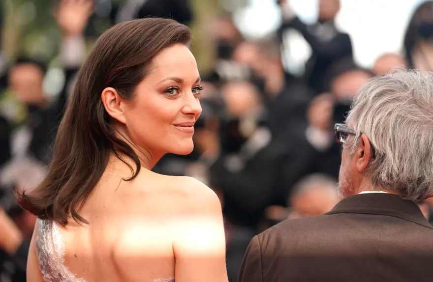 Marion Cotillard'ın elbisesi 322 saatte yapıldı 2 Marion Cotillard'ın elbisesi 322 saatte yapıldı 2