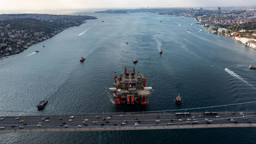 Dev petrol platformu İstanbul Boğazı geçişini tamamladı 15 Dev petrol platformu İstanbul Boğazı geçişini tamamladı 15