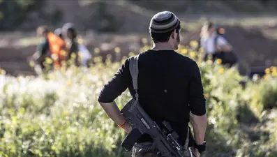 İsrailli yerleşimciler, Filistinlilerin arazi ve araçlarını yaktı