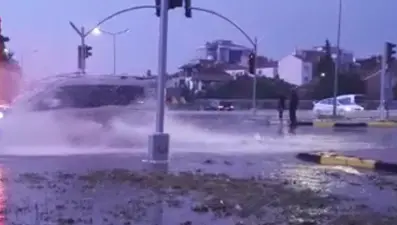 Uşak'ta sağanak: Yollar göle döndü, evleri su bastı