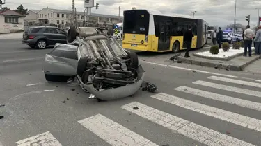 Belediye otobüsü ile otomobil çarpıştı