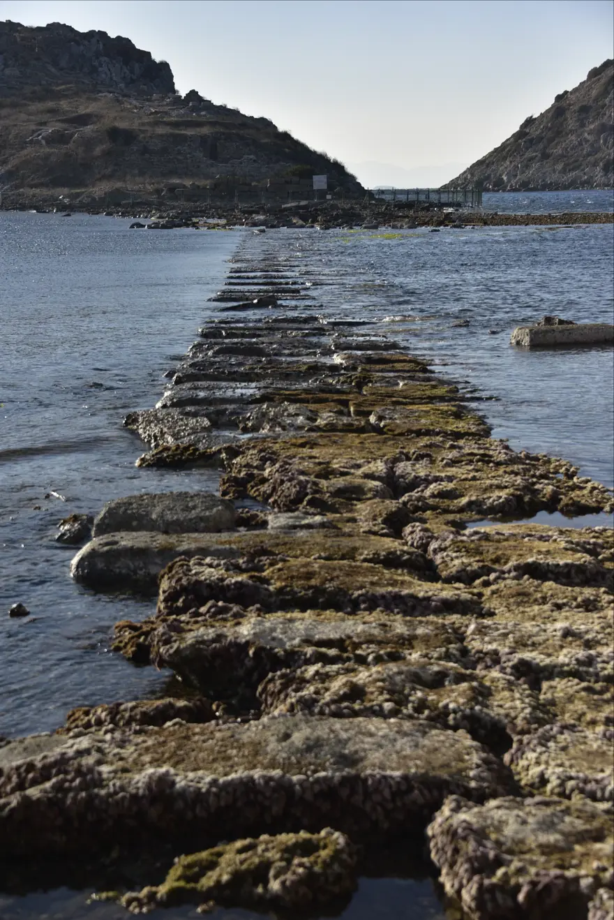 Bodrum'da deniz çekildi tarihi surlar ortaya çıktı 3