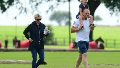 Kraliçe'nin torunu Zara Tindall üçüncü bebeğini banyoda doğurdu