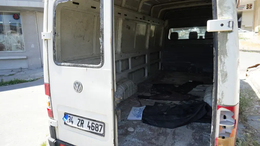 Yer: İstanbul! Mahalleli diken üstünde, terk edilmiş araçlar korkulu rüyaları oldu 1
