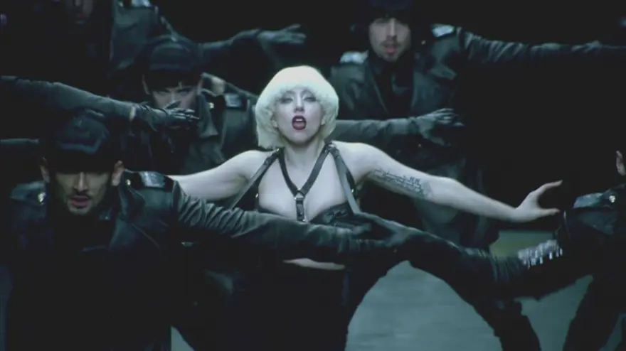 Gaga'dan homoerotik bir askeri fantezi 5