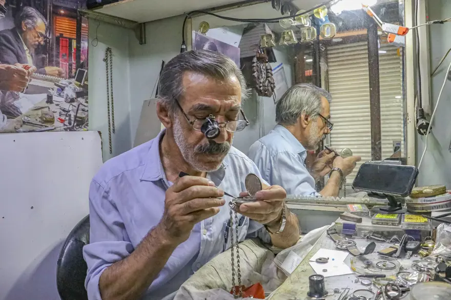 Baba mesleğini 55 yıldır sürdürüyor: 4 metrekarelik dükkana yarım asır sığdırdı Baba mesleğini 55 yıldır sürdürüyor: 4 metrekarelik dükkana yarım asır sığdırdı