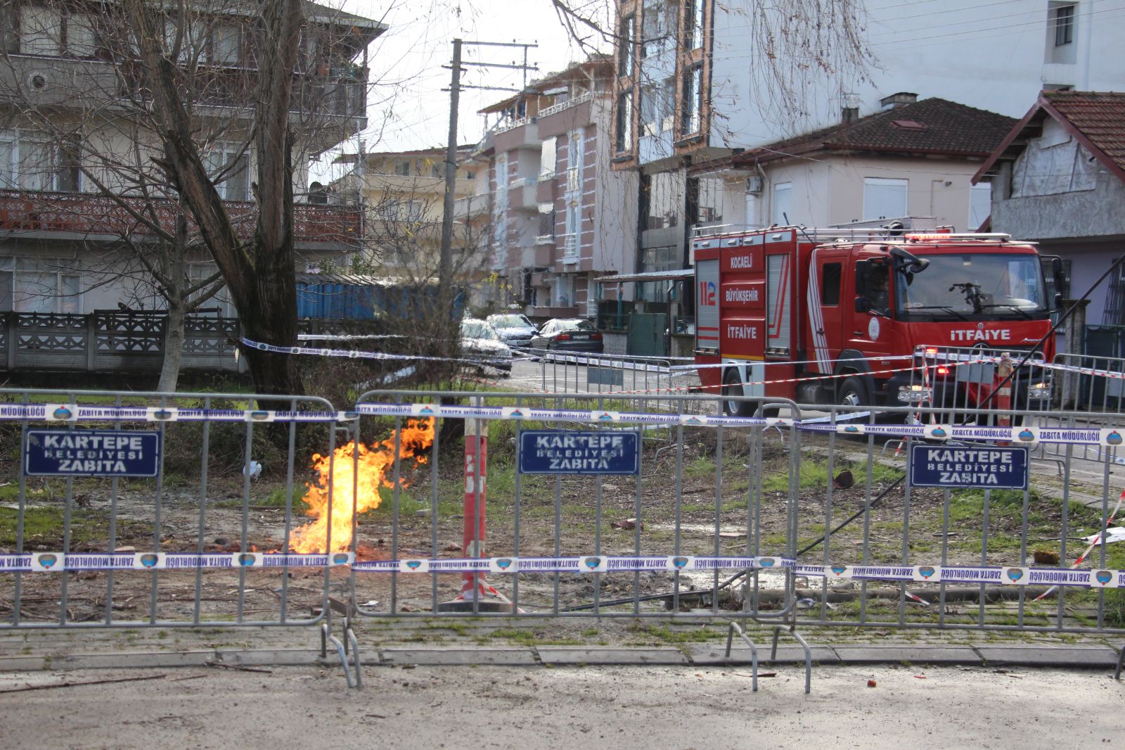 Kocaeli’demetan gazı paniği: Ekipler olay yerinde, aynı nokta iki gündür yanıyor