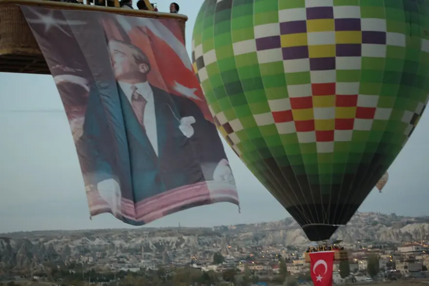 Kapadokya'da balonlar Türk bayrakları ve Atatürk posteri ile uçtu Kapadokya'da balonlar Türk bayrakları ve Atatürk posteri ile uçtu