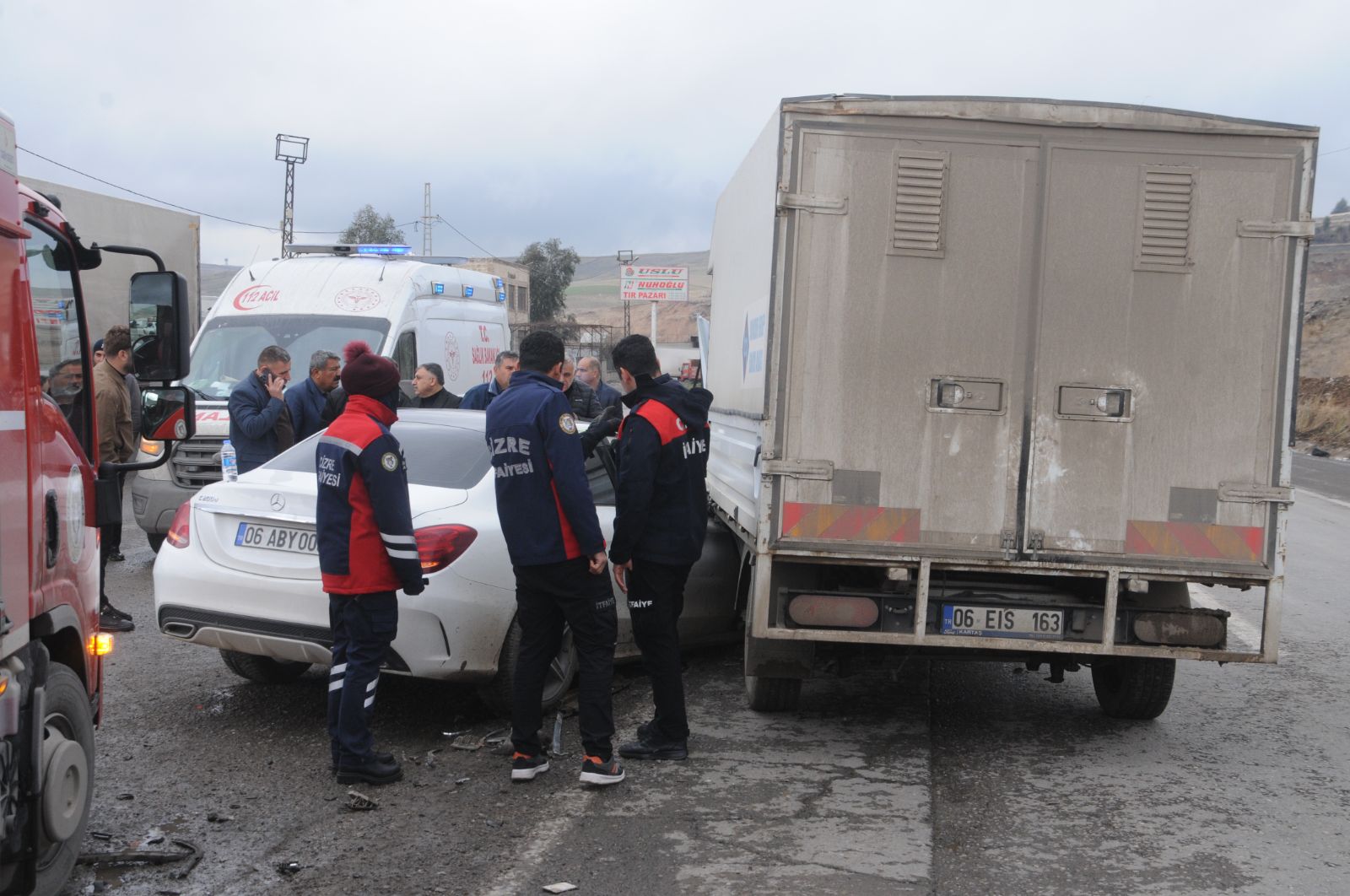 Otomobil ile kamyonet çarpıştı: 5 kişi yaralandı