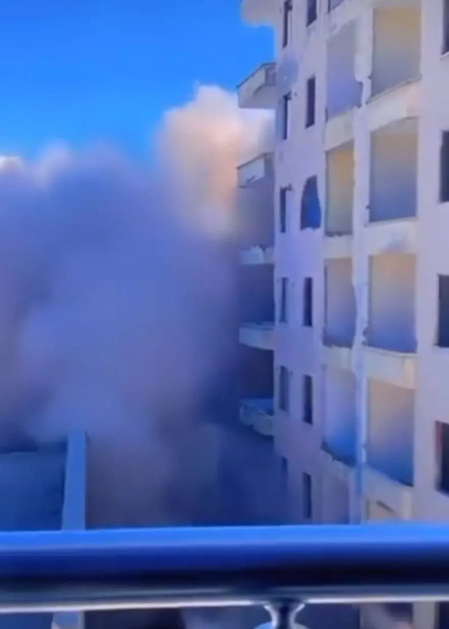 Ağır hasarlı bina yıkım sırasında çöktü 2