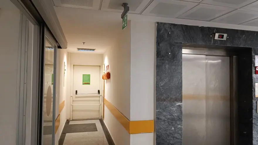 Hastanenin acil çıkış kapıları kablo kanallarıyla kapatıldı 3