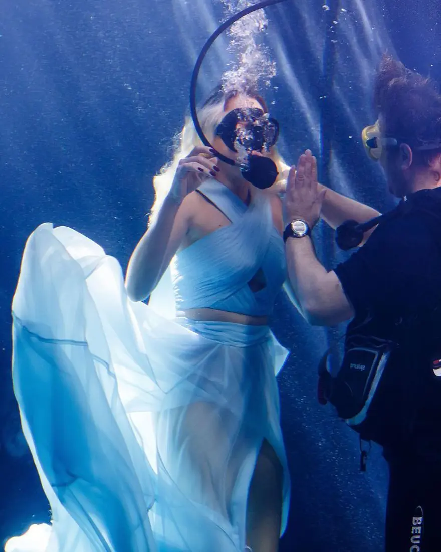 Hadise Coş Dalgalan klibi için elbisesiyle havuza daldı 