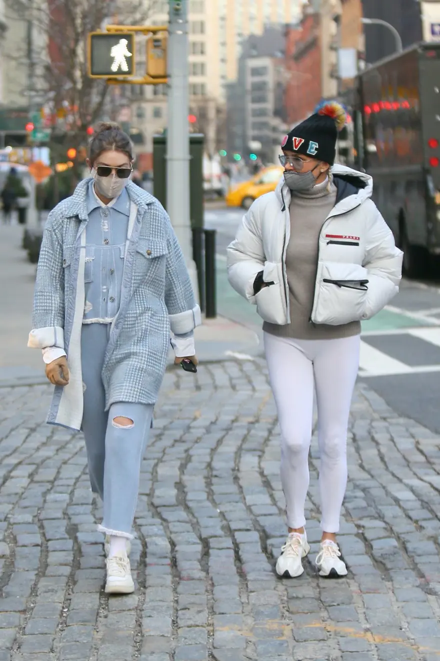 Gigi Hadid ile Yolanda Hadid'in yürüyüşünde nazarlık ayrıntısı 1