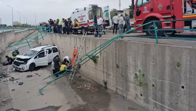 Fren yerine gaza bastı, su kanalına uçtu