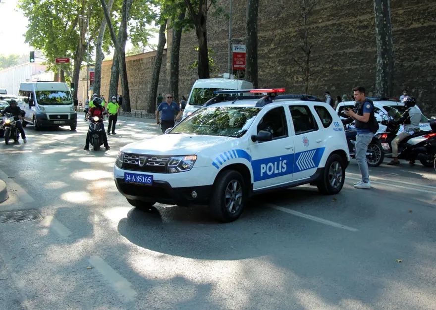 CADDE ÇİFT YÖNLÜ TRAFİĞE KAPATILDI 1