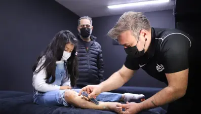 2 yılda 55 ameliyat geçirdi, artık yürüyebiliyor