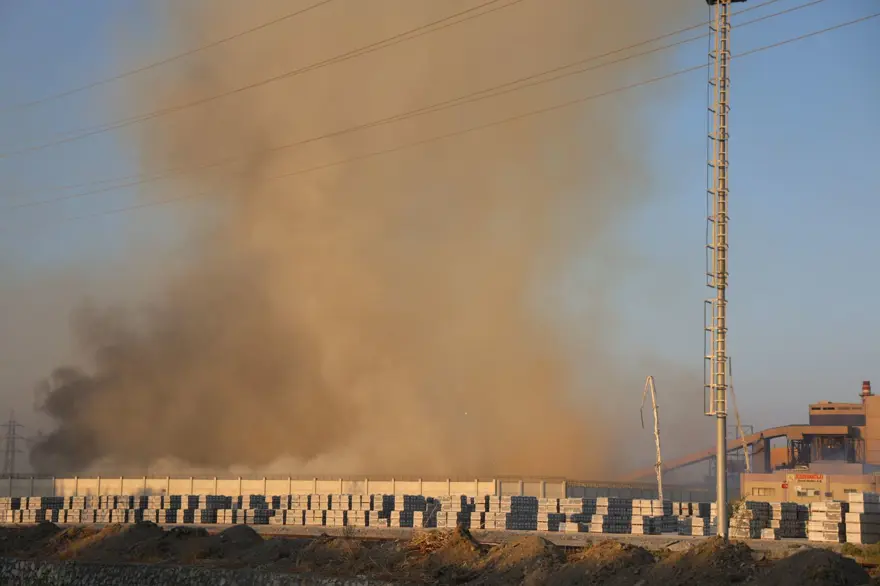 5 gündür yanan Söke'deki kağıt fabrikası kısmen kontrol altında 6 5 gündür yanan Söke'deki kağıt fabrikası kısmen kontrol altında 6