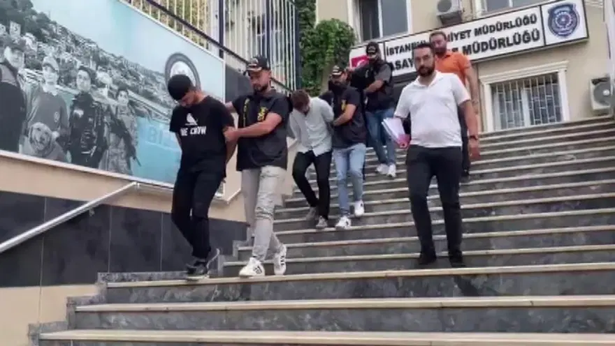 İstanbul’da çiftesoygun: Altınları çuvala doldurupkaçtılar 2 İstanbul’da çiftesoygun: Altınları çuvala doldurupkaçtılar 2