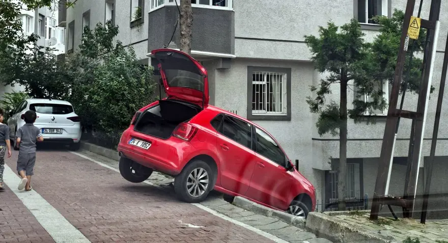 Avcılar'da manevra yaparken merdivenlerde asılı kaldı 3