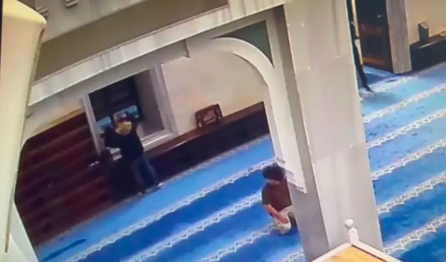Camidesuçüstü! Namaz kılıyormuş gibi yapıyordu, son işinde yakalandı 6