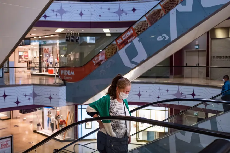 AVM önünde yine uzun kuyruklar oluştu 7 AVM önünde yine uzun kuyruklar oluştu 7