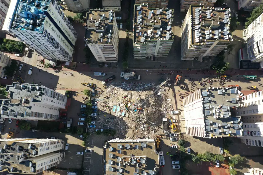 Deprem bölgesinden çarpıcı fotoğraflar: Binalar yerle bir oldu! 11