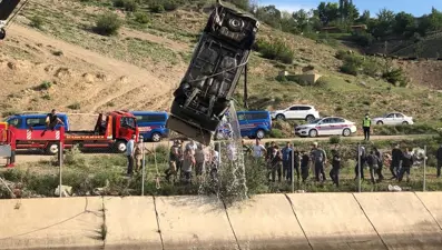 Sulama kanalına düşen otomobilin sürücüsü kurtarılamadı