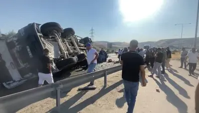 Beton mikseri otomobilin üzerine devrildi: Vatandaşlar araçta sıkıştı