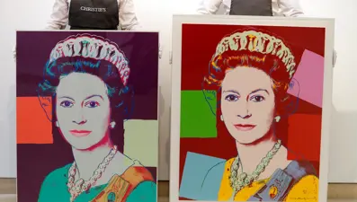 Ünlü ressamın kraliçe portreleri çalındı: Araca sığmayan iki tabloyu sokak ortasında bıraktılar!