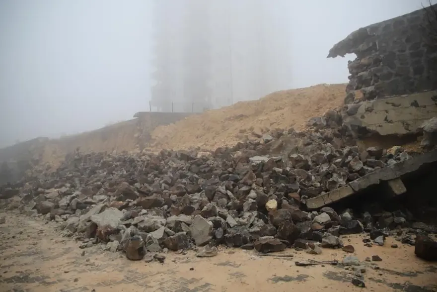 Yoğun yağış sonrası istinat duvarı çöktü, araçlar altındakaldı 3 Yoğun yağış sonrası istinat duvarı çöktü, araçlar altındakaldı 3