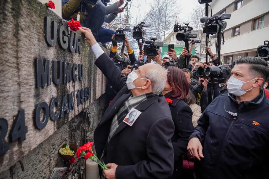 Uğur Mumcu, ölümünün 29'uncu yılında anıldı 12 Uğur Mumcu, ölümünün 29'uncu yılında anıldı 12