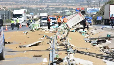 TIR devrildi: Ortalık savaş alanına döndü