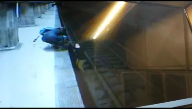 Metro istasyonunda mucize kurtuluş