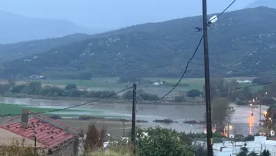 Gökçeada'yı sağanak vurdu: Bazı ev ve iş yerlerini su bastı