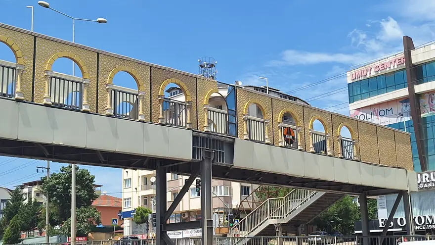 Her gün yüzlerce kişi kullanıyor: Evin içini gören üst geçitiçin yıkım kararı verildi 1