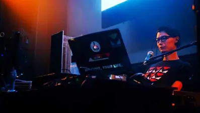 ALS sebebiyle felç olan DJ gözleriyle müzik yapıyor