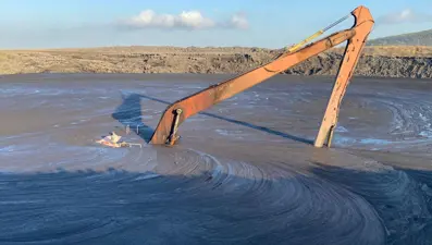 İş makinesi operatörü çamur altında kaldı