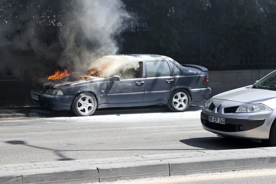Ankara’da seyir halindeki otomobilin motorunda yangın 2