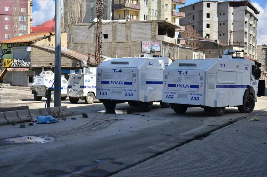 Kimlik kontrolü yapan gruba polis müdahalesi 6