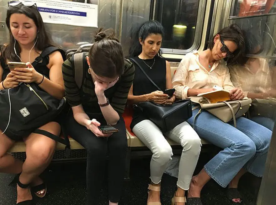 Oyuncu Merve Boluğur otobüste (Toplu taşıma kullanan ünlüler) 13