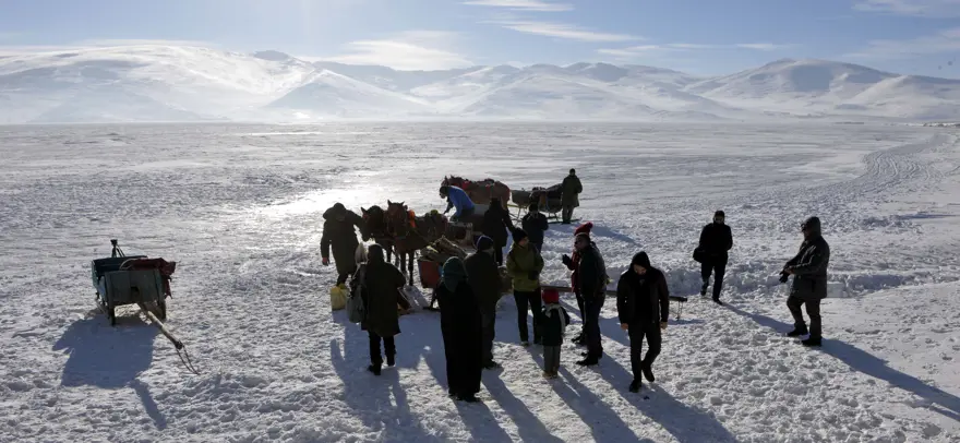 Donan Çıldır Gölü'nde balık tutuyorlar 