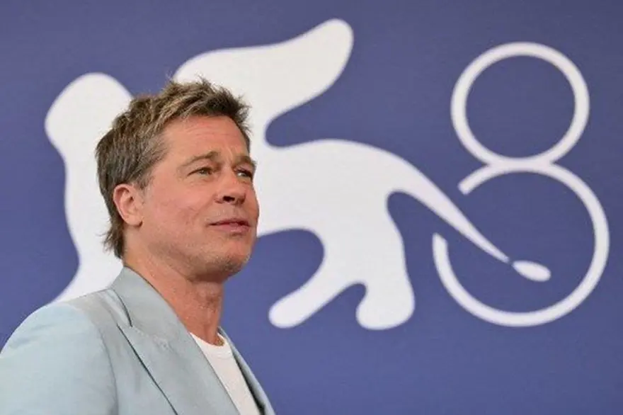 Brad Pitt yeni sevgilisine "çok aşık" 2