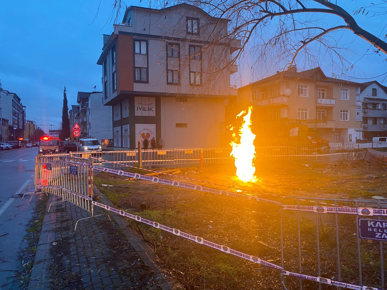 Kocaeli'de zemin etüdü sırasında metan gazı çıktı: Saatlerdir sönmüyor