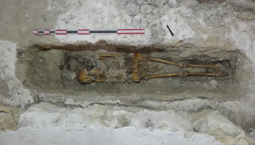 Notre-Dame'ın altındaki ürkütücü tabutun gizemi çözüldü: Süvari olarak adlandırılan cesedin kimliği açıklandı 7 Notre-Dame'ın altındaki ürkütücü tabutun gizemi çözüldü: Süvari olarak adlandırılan cesedin kimliği açıklandı 7