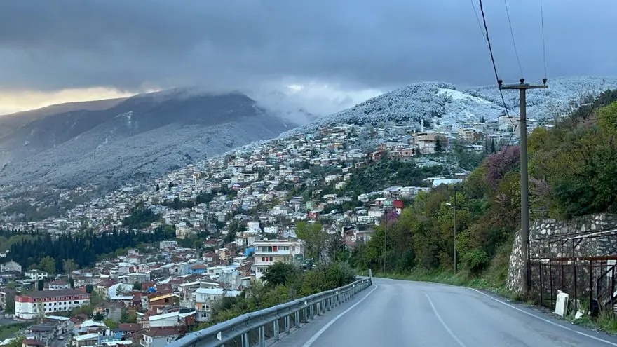 Gece boyunca kar yağdı: Nisan ayına bir il beyaza büründü 3