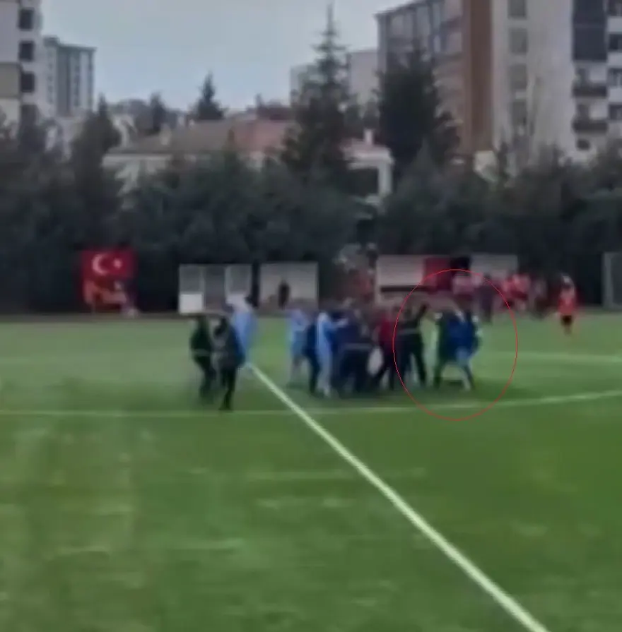 Uzatma dakikalarında gol geldi, futbolcular hakemlere saldırdı: Tekme ve yumruklar havada uçuştu 1 Uzatma dakikalarında gol geldi, futbolcular hakemlere saldırdı: Tekme ve yumruklar havada uçuştu 1