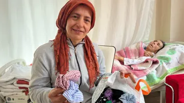 Alzheimer hastası annesine bakmak için dikmeye başladı: Siparişlere yetişemiyor