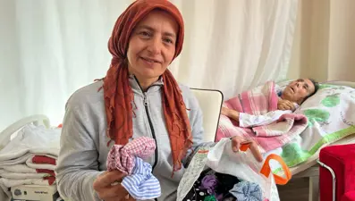 Alzheimer hastası annesine bakmak için dikmeye başladı: Siparişlere yetişemiyor